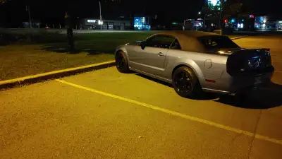 Mustang gt 2005 convertible , en tres bonne état 150000km aucune modification appart échappement bor...