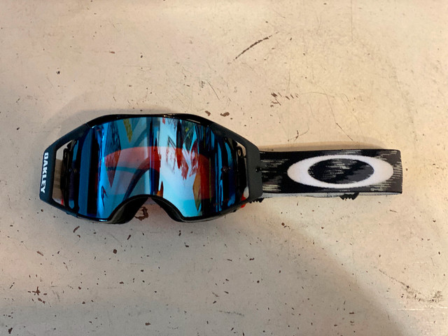 Brand New Oakley Airbrake MX Goggles With Sapphire Iridium Lens in Other in Markham / York Region - Image 4