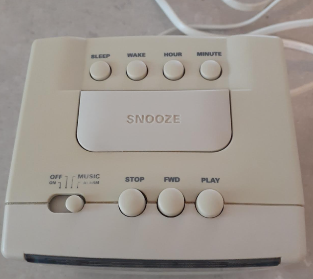 Vintage GE Cassette AM/FM Clock Radio Alarm Clock 7-4904A in General Electronics in Markham / York Region - Image 3