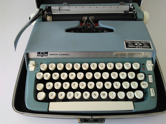 Machine à écrire manuelle SMITH CORONA Super-Sterling Typewriter dans Art et objets de collection  à Ville de Montréal