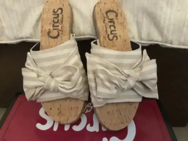 Women’s sandals in Women's - Shoes in Kitchener / Waterloo - Image 2