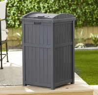 NEW Suncast Trash Refuse Container/Outdoor Waste Receptacle