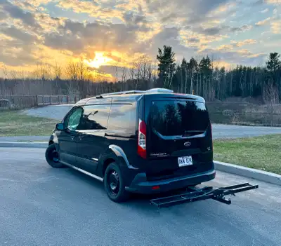 Je vends mon Ford Transit Connect 2014 - un petit van ultra pratique et chaleureux! • lit modulable...