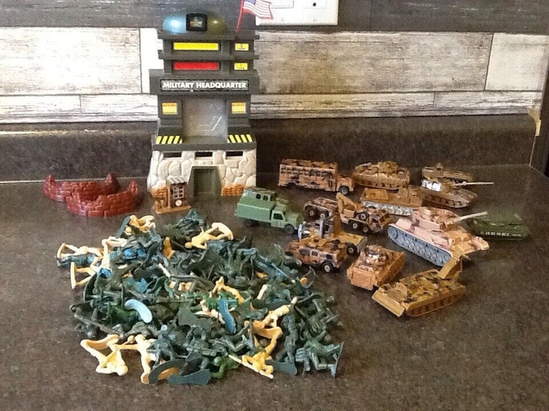 MILITARY HQ WITH 14 VEHICLES AND TONS OF MILITARY MEN Toys & Games London Kijiji