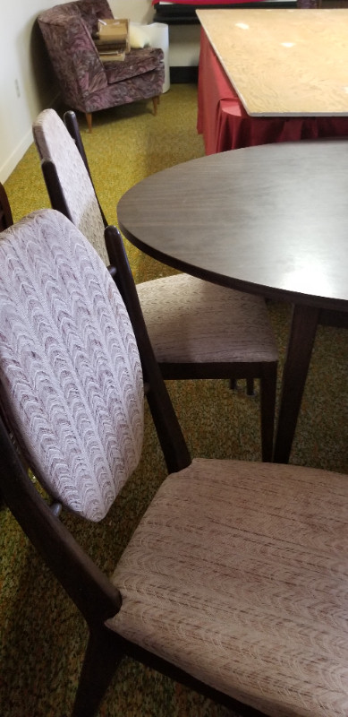 Table ovale en noyer avec 4 chaises. dans Mobilier de salle à manger et cuisine  à Granby - Image 2