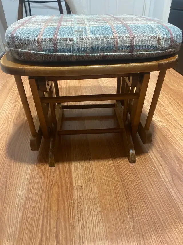 Rocking chair (comes W rocking footrest) in Chairs & Recliners in Mississauga / Peel Region - Image 4
