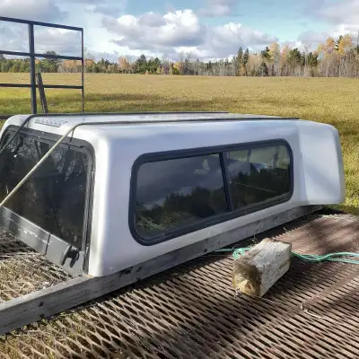 Cap in good condition, with working 3rd brake light assembly. Cap came off my '04 Ranger with flairs...