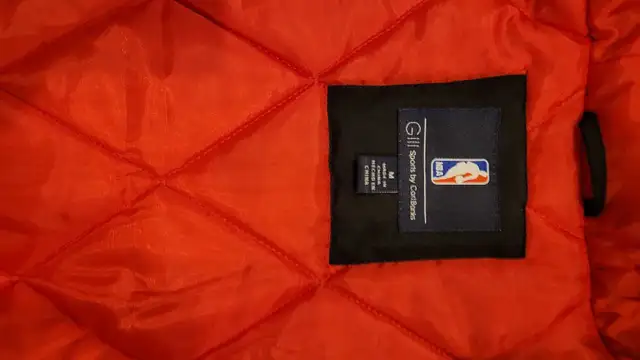 Toronto Raptors Puffer Coat Jacket Men Medium  in Men's in Markham / York Region - Image 5