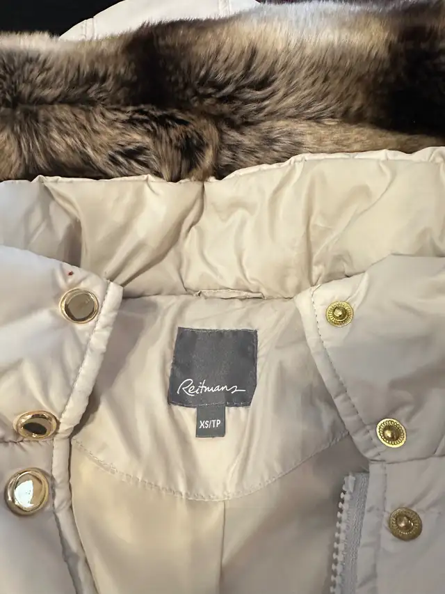 Woman’s down jacket in Women's - Tops & Outerwear in Mississauga / Peel Region - Image 4