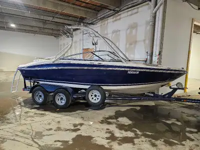 2010 4 Winns V8 Mercruiser , ski and fish package. Always stored in warehouse attractive blue stripe...