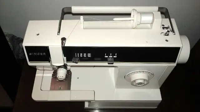 Singer Sewing Machine 6211C heavy-duty all-metal construction in Hobbies & Crafts in Oshawa / Durham Region - Image 6
