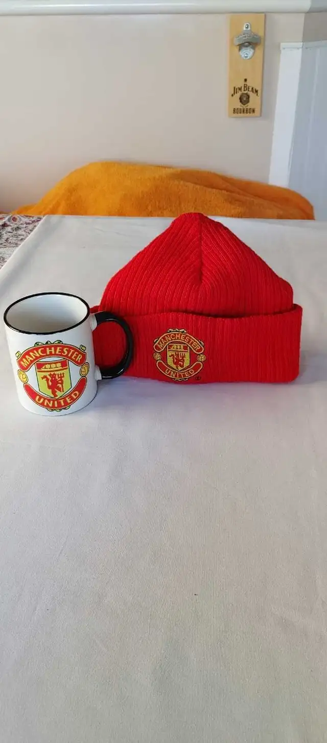 Manchester United Toque & Mug in Arts & Collectibles in Calgary - Image 3
