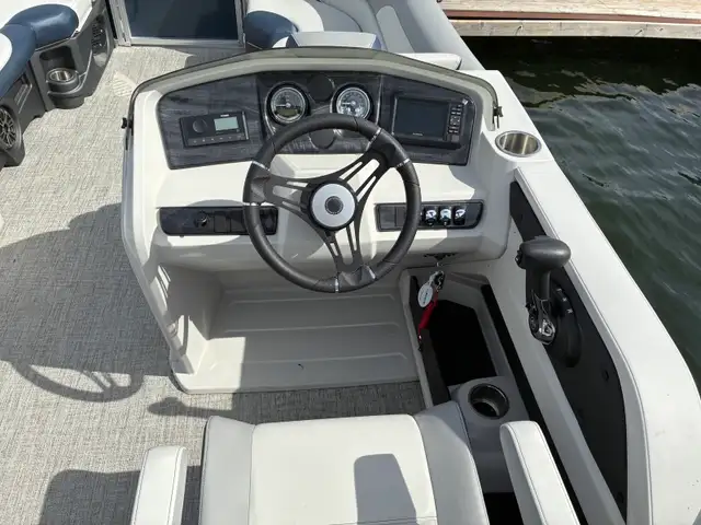 Legend Pontoon Q-Series in Powerboats & Motorboats in Barrie - Image 6