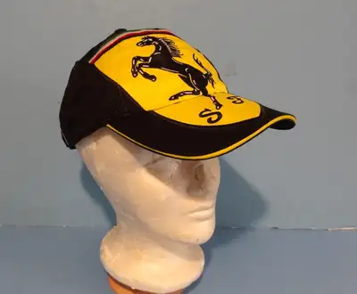 Une superbe casquette officielle " Ferrari Formule 1 " de marque Puma, taille adulte, fermeture régl...