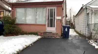 2 bed 1 bath house Tenant still lives in house and pays mortgage DM for more if interested