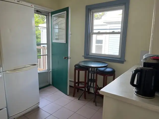 COZY, BRIGHT 2 BEDROOM on Windsor Street in Long Term Rentals in City of Halifax - Image 12