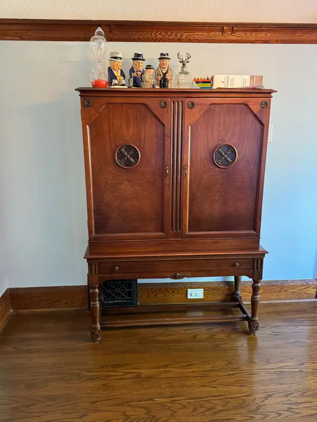 Antique cabinet in Other in City of Toronto - Image 2