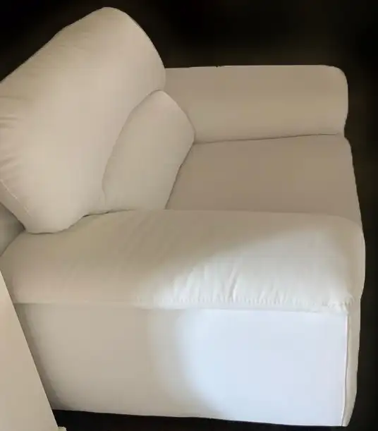 White Leather Couch in Couches & Futons in Markham / York Region - Image 2