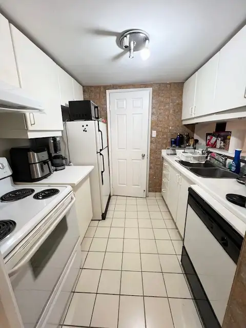 REDUCED$ DOWNTOWN BAY COLLEGE 2 BEDRMS PRIVATE LIV/DINING  POOL