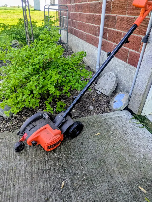 Black and Decker lawn edger in Lawnmowers & Leaf Blowers in Windsor Region - Image 3