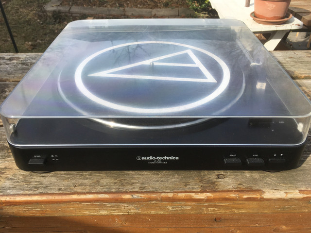 Audio Technica turntable in Stereo Systems & Home Theatre in Moncton