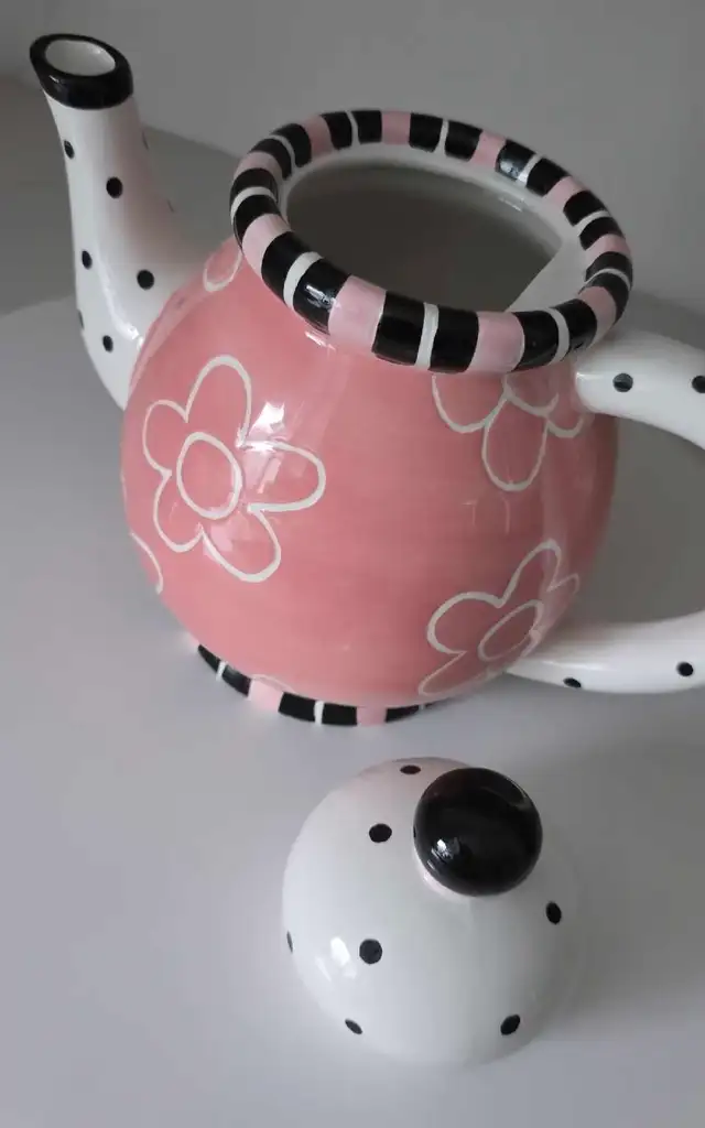 Polka Dots Teapot, Kitchenware,  Table Decor in Kitchen & Dining Wares in Mississauga / Peel Region - Image 5