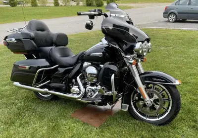 2014 Harley-Davidson FLHTCU Ultra Classic Electra Glide avec seulement ** 10 992 km **. Entretien ef...