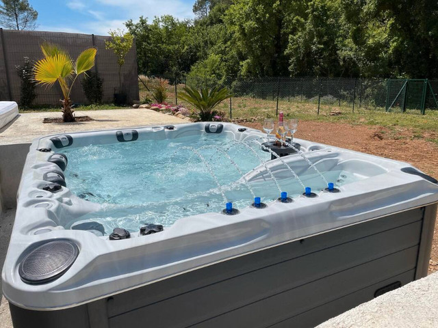 SUPER SALE - Hot Tubs & Swim Spas - Save up to $15000 in Hot Tubs & Pools in Oshawa / Durham Region