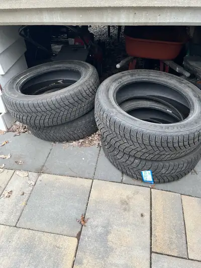 À vendre : ensemble de pneus d’hiver de dimension 235/60R19 [insérer la marque michelin. Taille : 23...