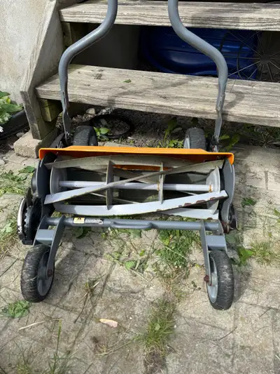 Keep your lawn looking pristine with this reliable Fiskars reel mower, which is currently in fair, p...