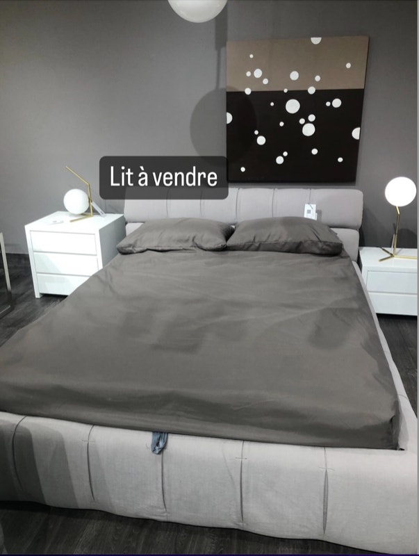 Lit Queen MOBILIA (très bon état) Lits et matelas Ville de Montréal