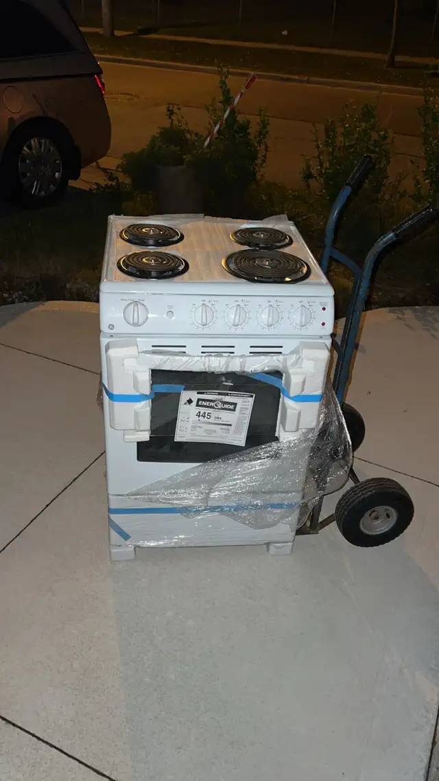 24” BRAND NEW NEVER USED GE STOVE ELECTRIC628632718750751213