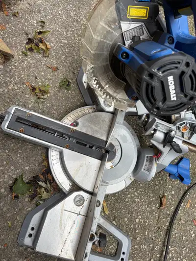 This pre-owned Kobalt compound mitre saw is a reliable tool for your carpentry and workshop projects...