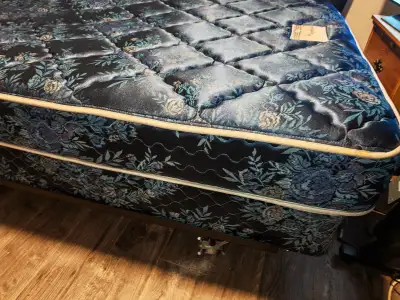 Lot lit Queen size , matelas +sommier + cadre de lit, View more