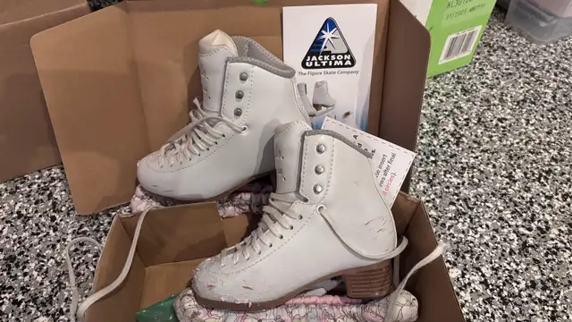 Jackson  Figure Skates Size 13.5 in Skates & Blades in Calgary - Image 2