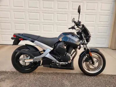 2009 Buell Blast 500cc single cylinder Only 3982km. Completely stock. Very fun bike capable of cruis...