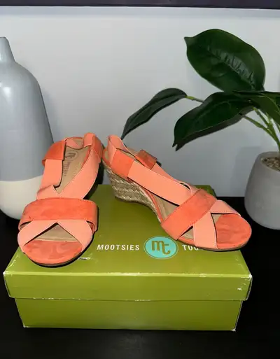 Never worn Women’s 8.5 Coral colour Elastic back strap Purchased for $60 + tax Perfect for summer/va...