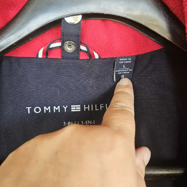 Tommy hilfiger 3 In 1 coat Woman's Coat Size Large in Women's - Tops & Outerwear in Kitchener / Waterloo - Image 5