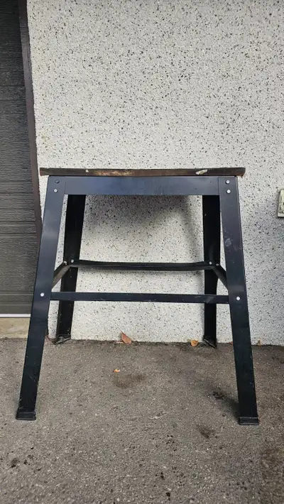 TABLE DE TRAVAIL EN ACIER AVEC DESSUS EN BOIS, View more