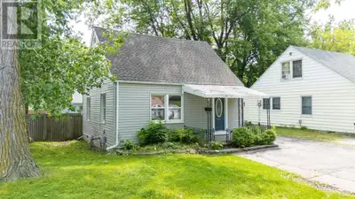 3 bedroom house located on Walnut St. Available for July 1st $2095 + Utilities House offers: - 3 bed...