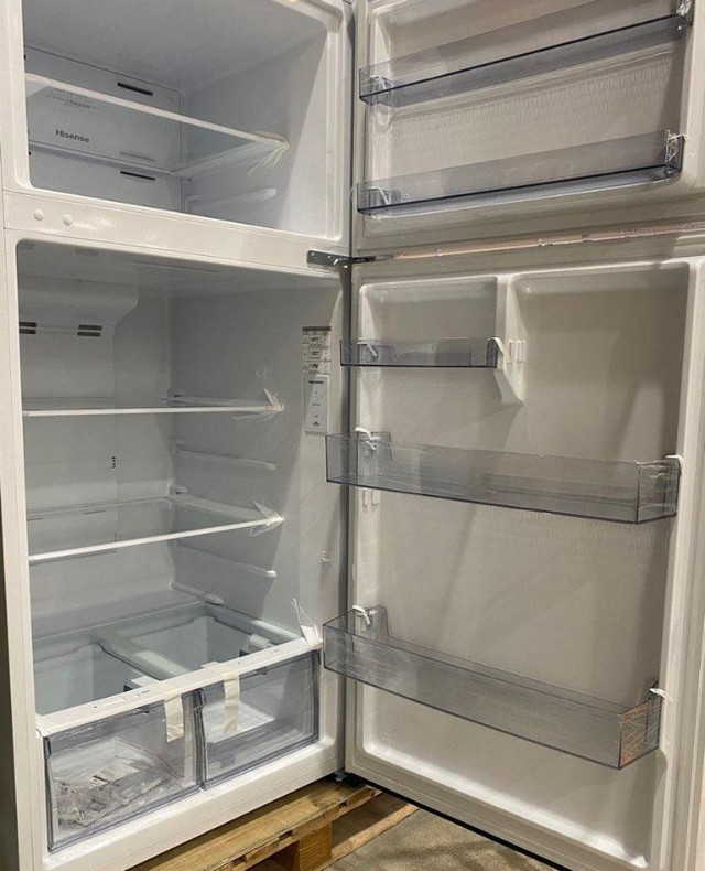 New Midsize 18 cu top freezer Fridge by Hisense. in Refrigerators in Winnipeg - Image 2