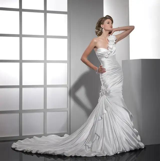 WEDDING DRESS (Size 6) --- Sottera + Midgley (ADORAE ROSE) in Wedding in Mississauga / Peel Region - Image 4