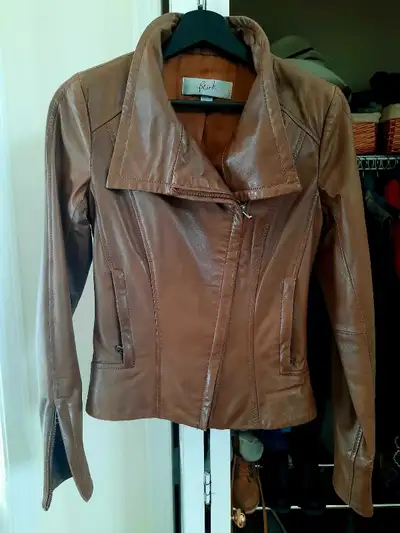 Excellent condition, selling because it doesn't fit anymore. Purchased from Danier for $220. No hold...