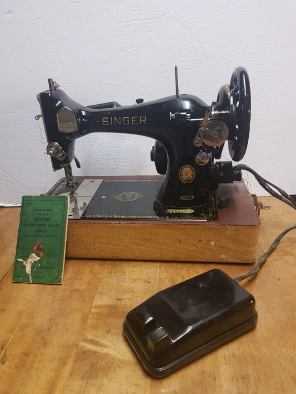 Antique Singer Sewing Machine from the 1940`s in Other in St. Catharines