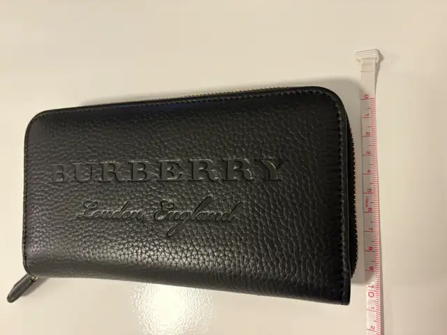 Authentic Burberry Zippered Wallet in Women's - Bags & Wallets in Windsor Region - Image 4