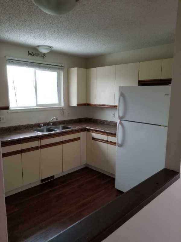 1902 Mckercher Drive Duplex With Basment Long Term Rentals