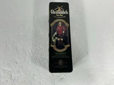 This used Glenfiddich Clan Sutherland tin, perfect for collectors of whisky memorabilia, showcases a...