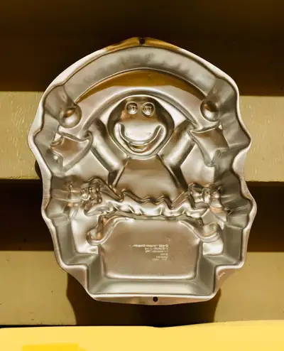 This is for a Vintage Wilton The Lyons Group Barney the Purple Dinosaur Large Cake Tin/Pan. It is da...