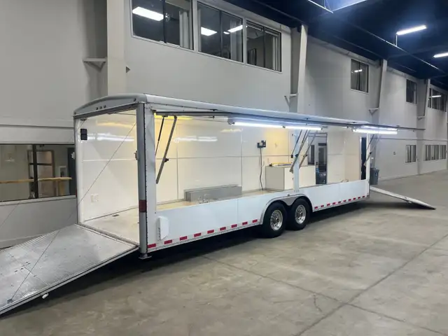 THE ULTIMATE TRAILER! 2006 WELLS CARGO 31' V-NOSE - LIKE NEW! in Cargo & Utility Trailers in Edmonton - Image 4