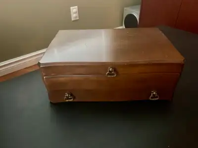 BOMBAY LADIES JEWELRY BOX. SOLID WOOD. BROWN COLOR. $30. IN EXCELLENT CONDITION. PICKUP KENNEDY RD /...